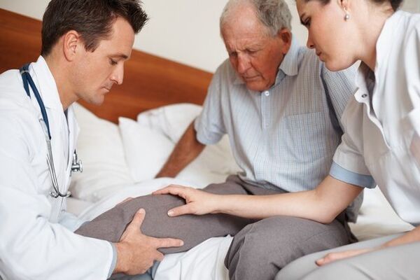 The doctor examines the patient's knee