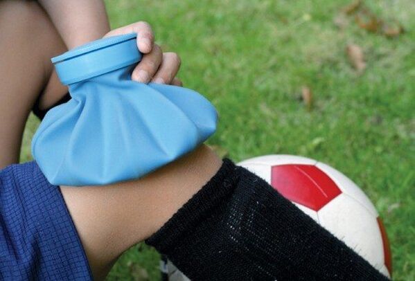 Use cold compresses for knee injuries